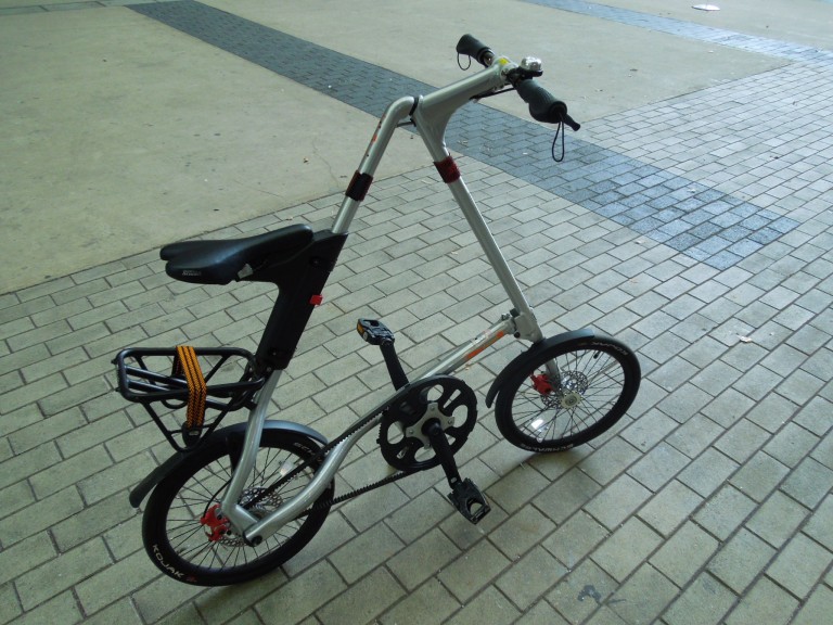 三角フレームが特徴的な折りたたみ自転車「STRIDA」を解説