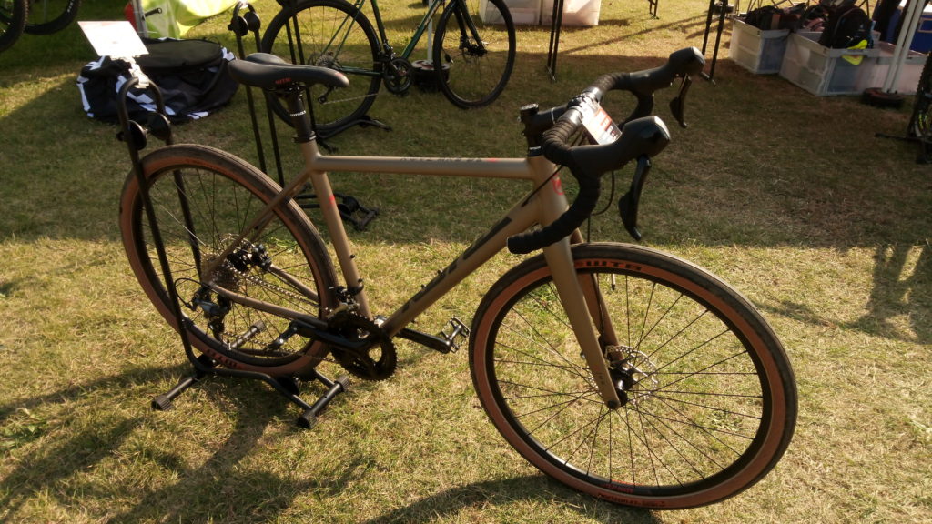 650bロードプラスタイヤのグラベルロード Kona Rove Nrb Dlに乗ってみた シクロライダー