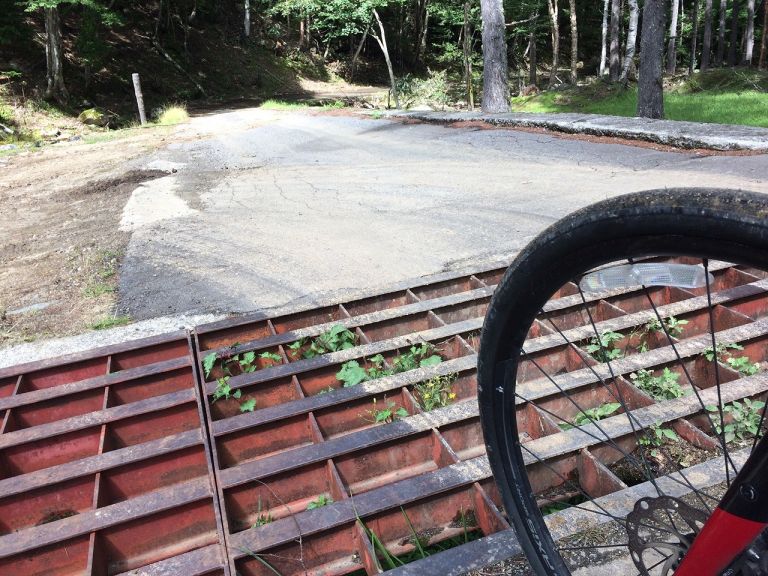 グラベルロードはクロスバイクよりも色々な道を走ることができるのか