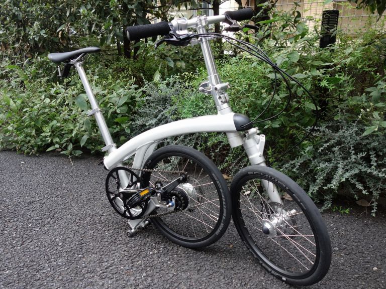 モバイル変身折りたたみ自転車「iruka 量産サンプル車」を紹介 ブロンプトンの比較も