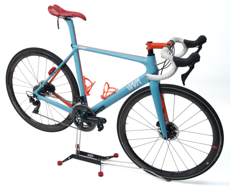 ディスプレイとメンテナンスを両立する自転車用スタンド「丸八工機 iWA1」