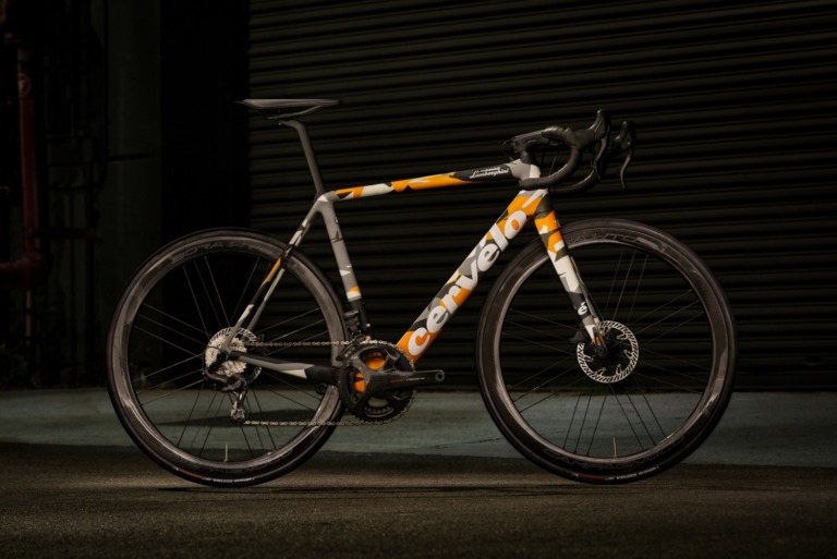 ランボルギーニとコラボレーションしたロードバイク「Cervelo R5 Disc Lamborghini Edition」登場　世界限定63台