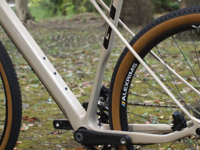 グラベルロードにMTBホイールを装着したい人に　ALEX RIMSからアクスルサイズ変換キットを発売