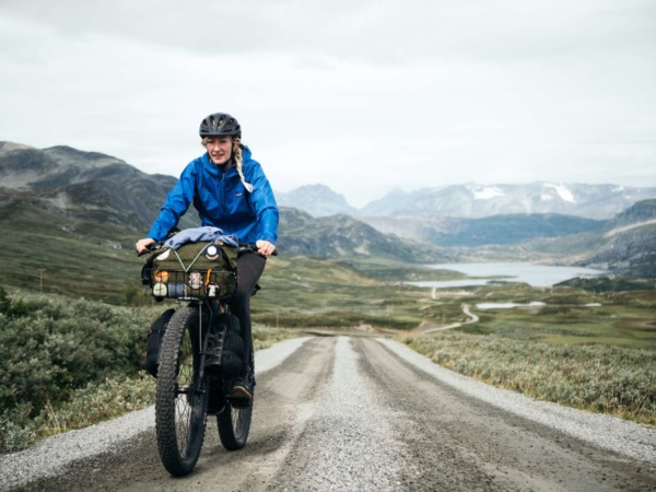 祖父が残した写真を手掛かりにノルウェーを走る自転車旅の短編映画