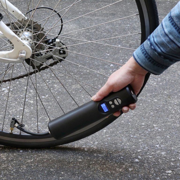 自転車やアウトドアでも使える「電動空気入れポンプ（RLC-AP2200）」が登場