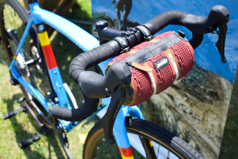 ワイルドな自転車用フロントバッグ　グラベルキングSKを使用したフロントバッグをチェック