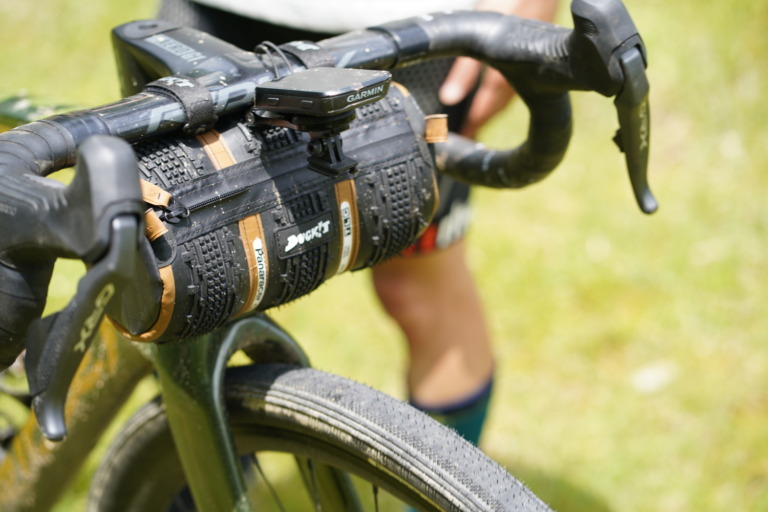 PanaracerとBUCK!Tがコラボレーションした自転車用バッグが登場　グラベルキングを活用したワイルドなバッグ