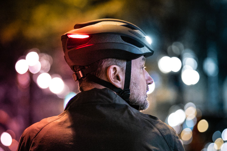 前後ライトを装着した次世代自転車用ヘルメット「LUMOS Ultra」の一般販売を開始