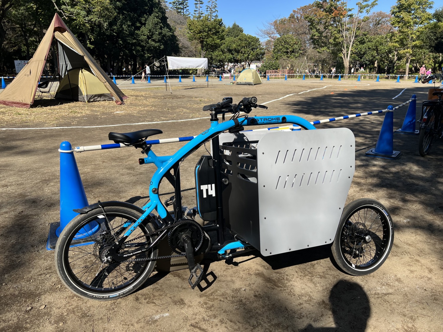近未来的な3輪スポーツカーゴE-Bike「STREEK ACTIVE CARGO TRIKE T5