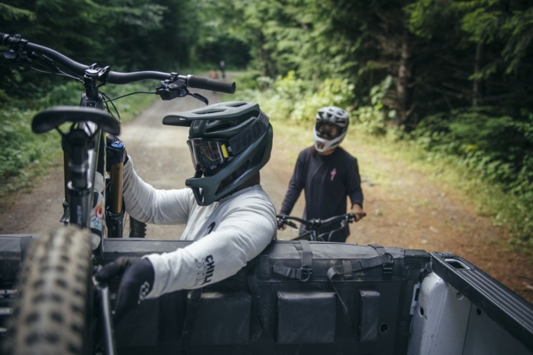 Specialized エンデューロMTB向け軽量ヘルメット「Gambit」登場