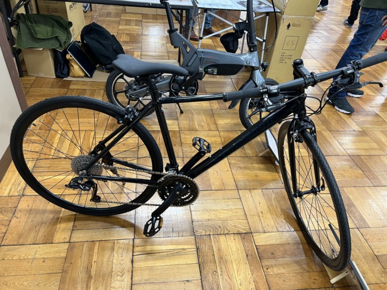 SENSAHコンポを搭載した5万円台のフラットバーロードバイク「ST⭐︎RMOBIL Qualia」