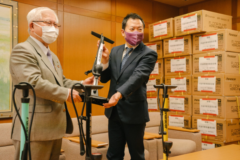 パナレーサー　丹波市教育委員会に自転車用ポンプを寄贈