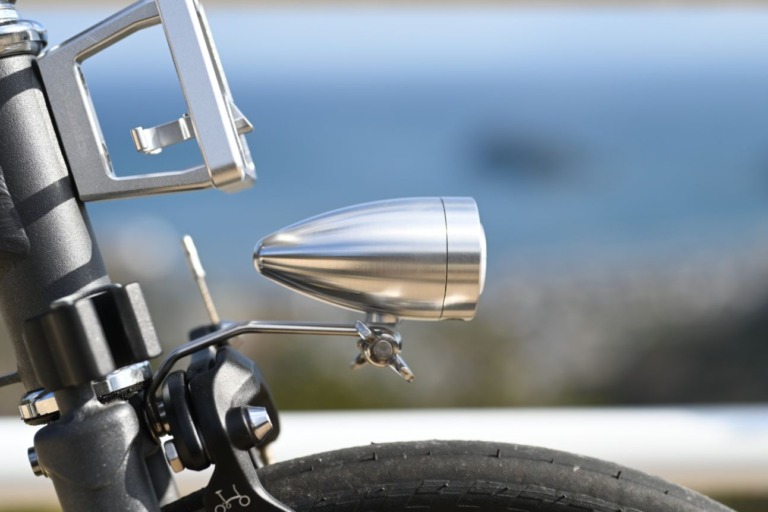 クラシックなデザインの自転車用ライトブランド「KiLEY（キーレイ）」から、USB充電式の砲弾ライトが登場