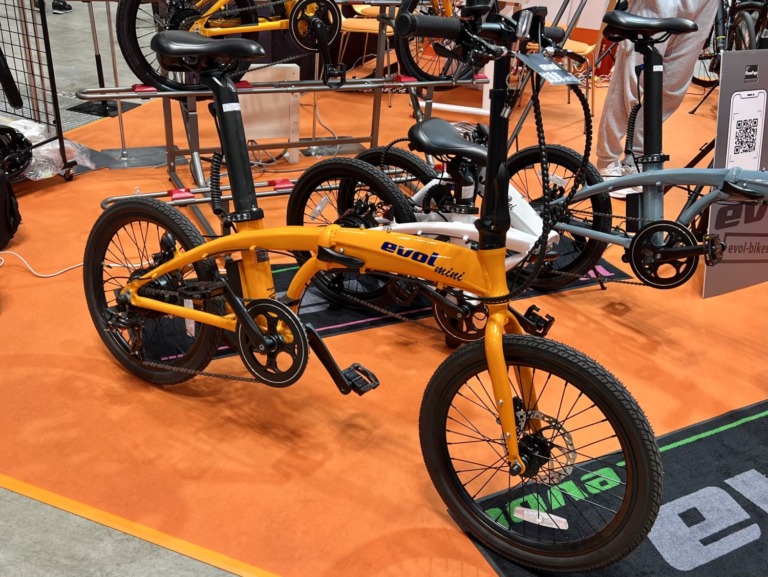 スマートなスタイルが特徴の折りたたみE-Bike「evol mini F207」　バッテリーをシートポストに内蔵
