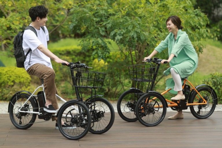 カワサキ　3輪電動アシスト自転車「noslisu」新コンセプトモデル登場　日本一週仕様などを紹介
