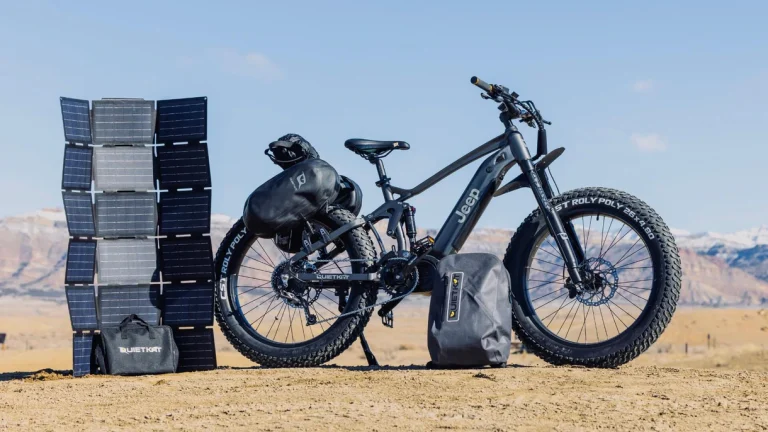 ソーラーパネルでE-Bikeを充電すればどこでも走れる！？「QuietKat Portable E-Bike Solar Charging Station」