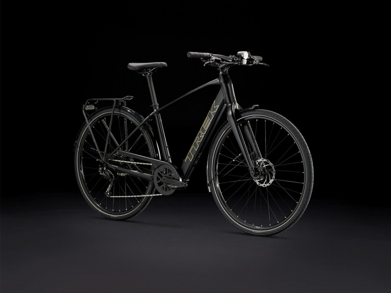 TREKからクロスバイクタイプE-Bike「FX＋」登場　スッキリとした見た目と泥除け・荷台を標準装備