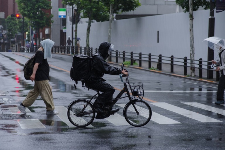 台風時に自転車を屋外で保管する方法とは？　電動アシスト自転車は倒すべきか？などを解説