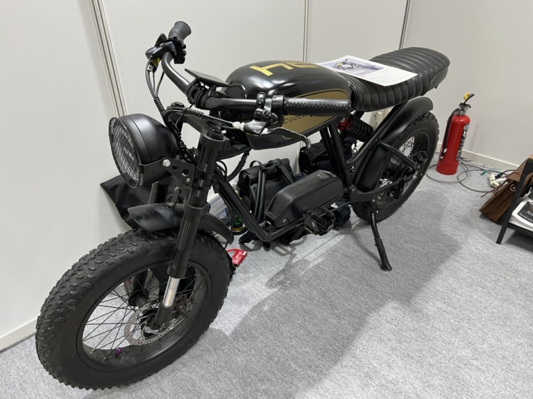 オートバイにペダルをつけたEバイク！？「Cooler King Cooler Kub 250」