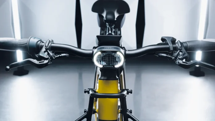 V-M99-E12-MBLK_AC-10_265961a3-a261-40b7-bef6-b1984e7d6849