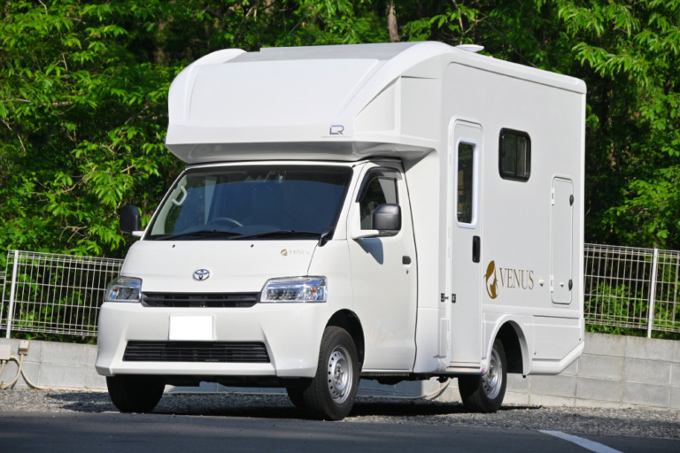 プレシャスモストRVが新型ライトキャブコン「VENUS」を販売開始 大人4人、子供2人が就寝できるライトキャブコン