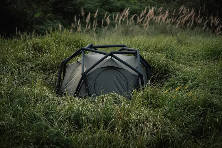 ストリートウェアブランド「Maharishi」とドイツのアウトドア用品メーカー「HEIMPLANET」がコラボしたテントが登場
