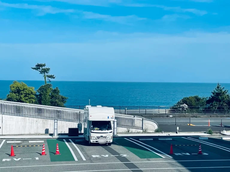 車中泊の旅をより快適にする“RVパーク”5施設が新規認定　熊野古道「浜街道」が目の前に広がる「RVパーク　道の駅パーク七里御浜」などがオープン