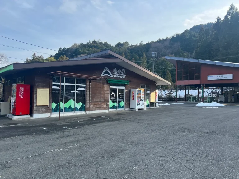 西武秩父線 正丸駅前に売店「山小屋」オープン