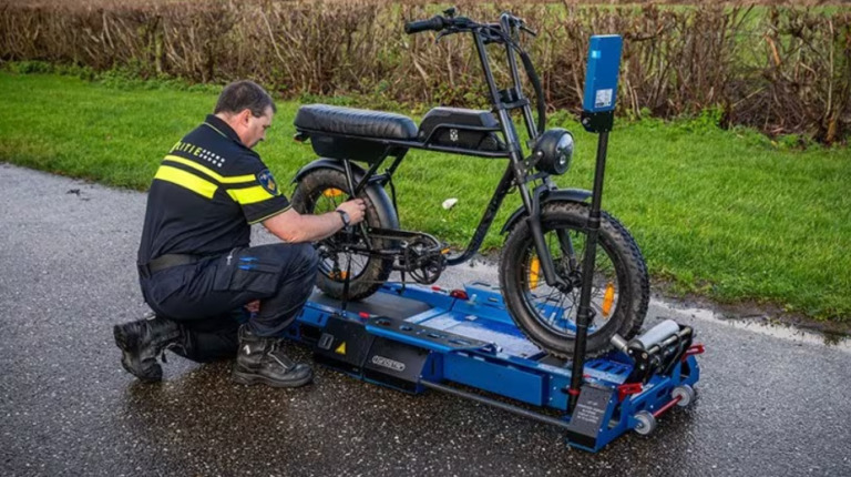 オランダ警察　違法Eバイク検挙のためにテスト用機械を導入　出力や速度の測定が可能に