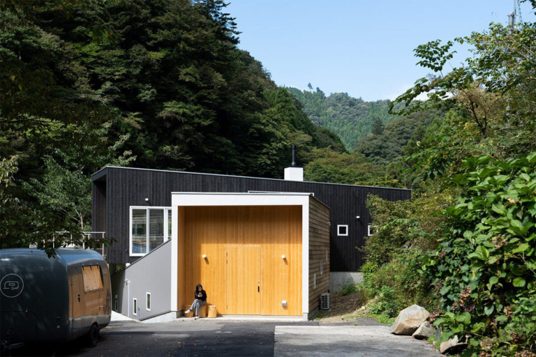 東京の森にアウトドアサウナ「Village SAUNA」オープン – 自然との繋がりを感じるコワーキング空間