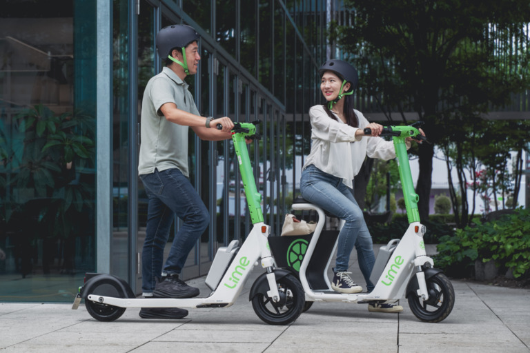 Lime、日本で電動マイクロモビリティサービスを開始 – 国内初の「電動シートボード」と業界初の「ヘルメットセルフィ」機能導入