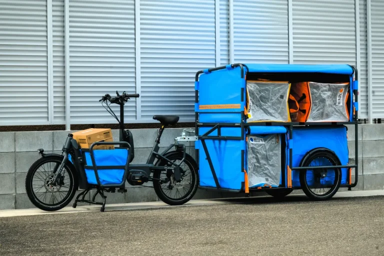 Amazon、新型リヤカー付き電動アシスト自転車を日本市場に投入　過密地域での配送効率化と温室効果ガス削減を目指す