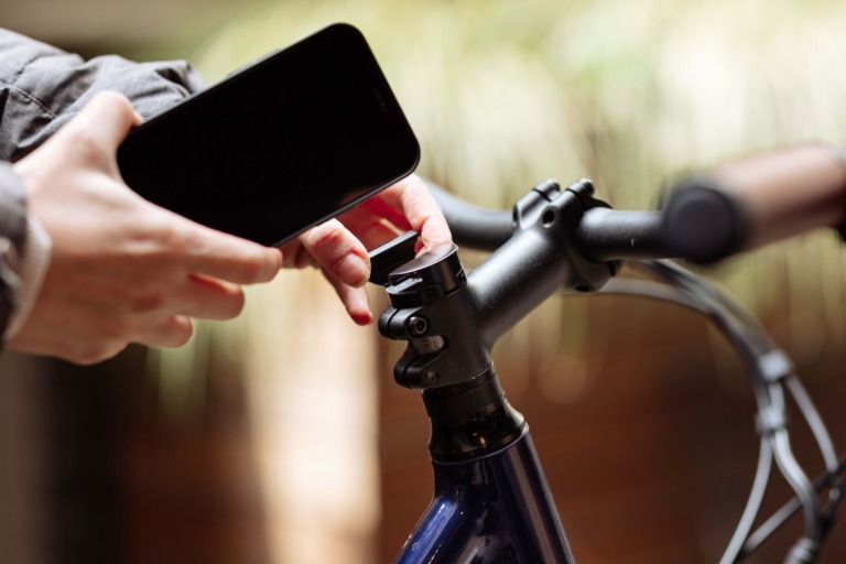 自転車のデザインを損なわないスマホマウント、LOOP Micro Mountが登場