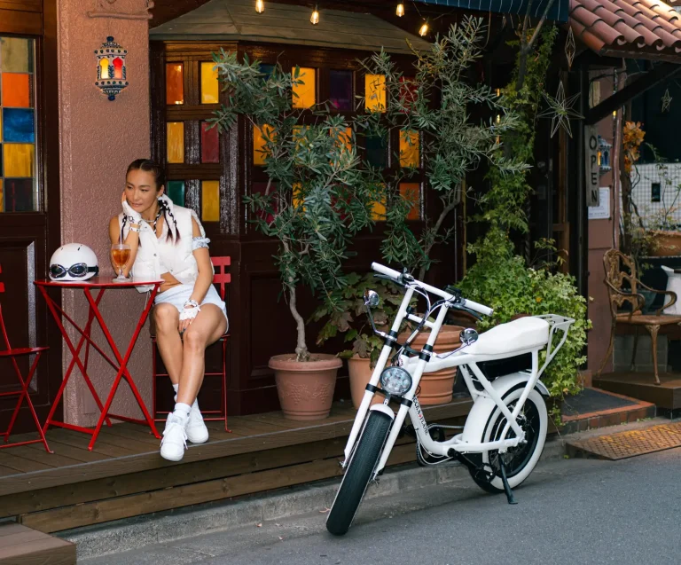 AYAさんとコラボした純白の限定eバイク誕生　渋谷発「ROCKA FLAME」