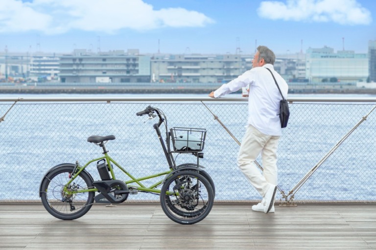 新型電動三輪アシスト自転車「noslisu」登場　カワサキ、日常の移動を一新へ